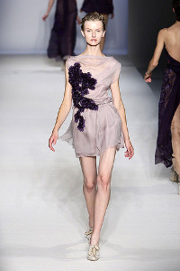 Fashion Trends jaro 2010: Šaty pro vílu (http://www.luxurymag.cz)